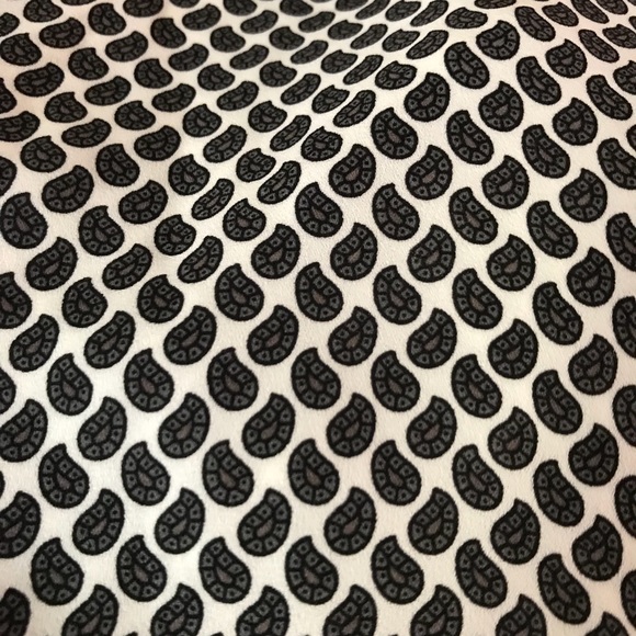 NWOT. Loft drop neck print sleeveless blouse. - Picture 3 of 3